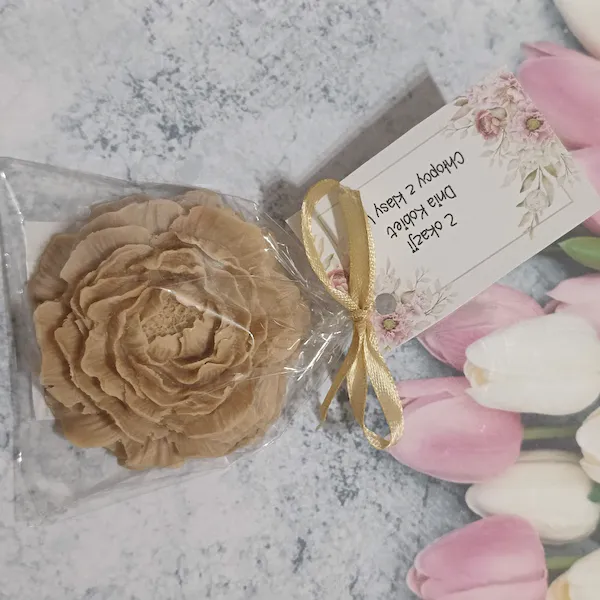 Mydlany kwiat piwonii na prezent