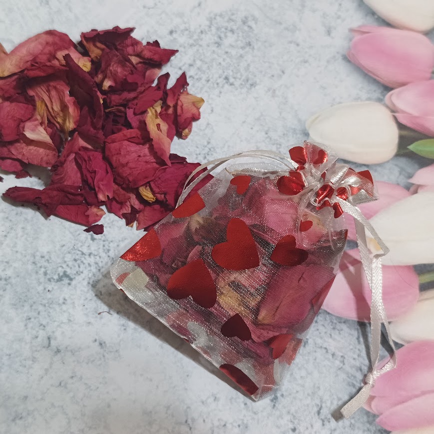 Naturalne suszone płatki róż w woreczku na podziękowania romatyczna dekoracja