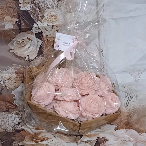 Mydlany kosz prezentowy duże kwiaty piwonii naturalne na pdziękowania