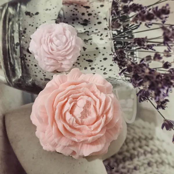 mydlany kwiaat piwonii porównanie rozmiaru