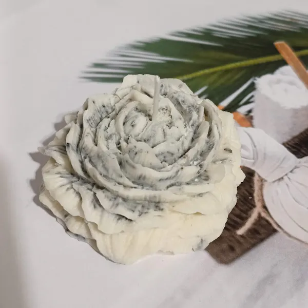 Świeca lawendowa sojowa w kształcie dużego kwiatu piwonii na prezent