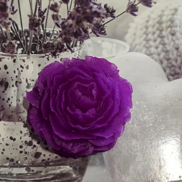 Duży mydlany kwiat piwonii dla mężczyzny – oryginalny, pachnący upominek.