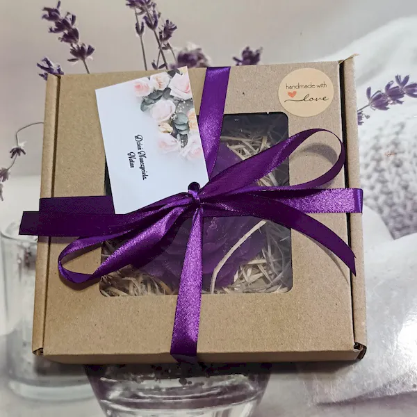 Mydlany kwiat piwonii w pudełku – wyjątkowy prezent na Dzień Nauczyciela dla mężczyzny.