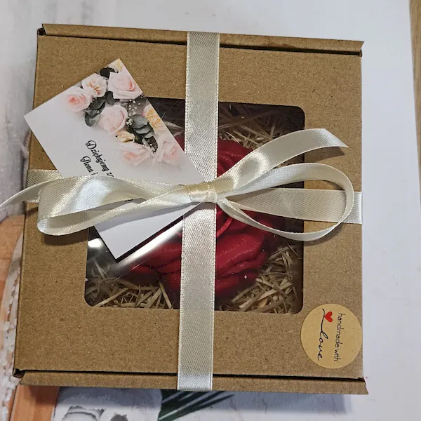 Mydlana duża róża w pudełku gotowa do wręczenia