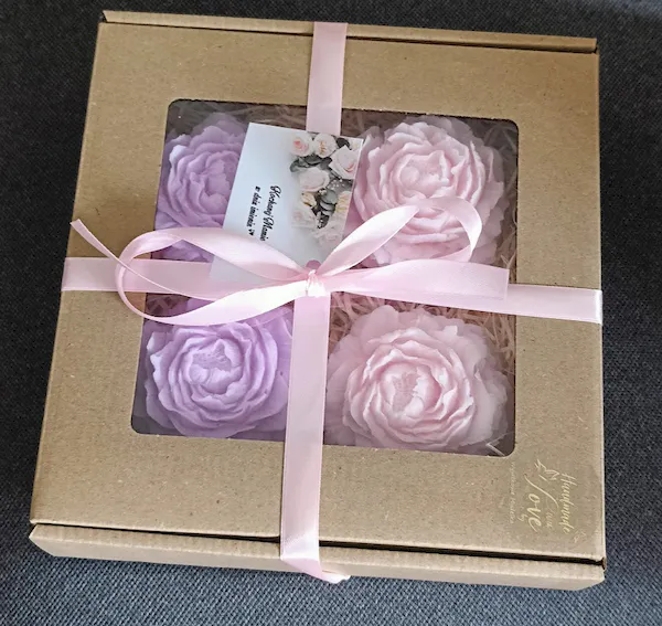 Mydlane kwiaty na Dzień nauczyciela w pudełku gotowe do wręczenia o zapachu ekskluzywnych perfum damskich