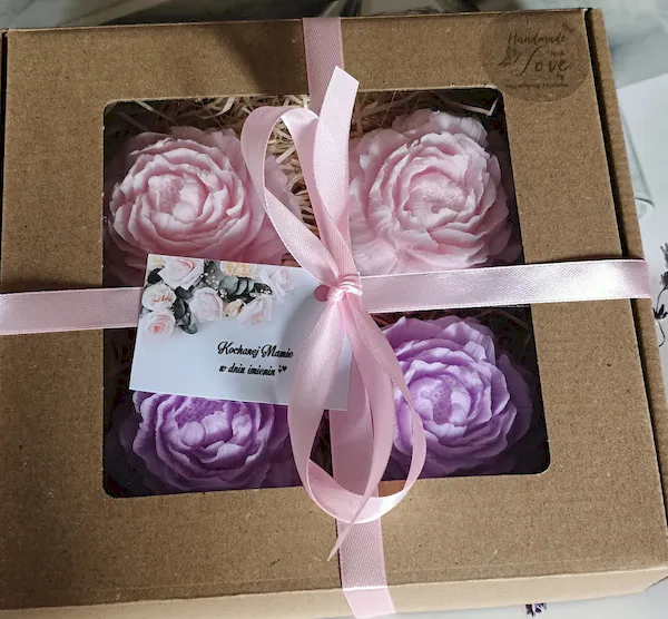 Mydlany flowerbox 4 duże kwiaty piwonii na prezent pdziękowania o zapachu ekskluzywnych perfum