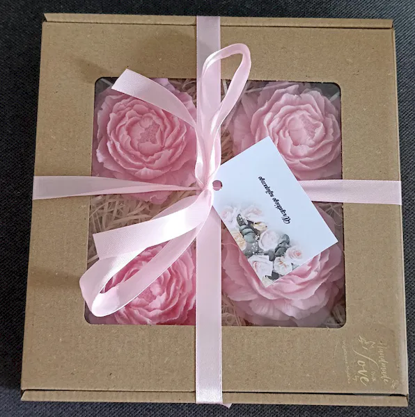 Mydlane kwiaty dla Nauczyciela w pudelku ekskluzywne perfumy damskie